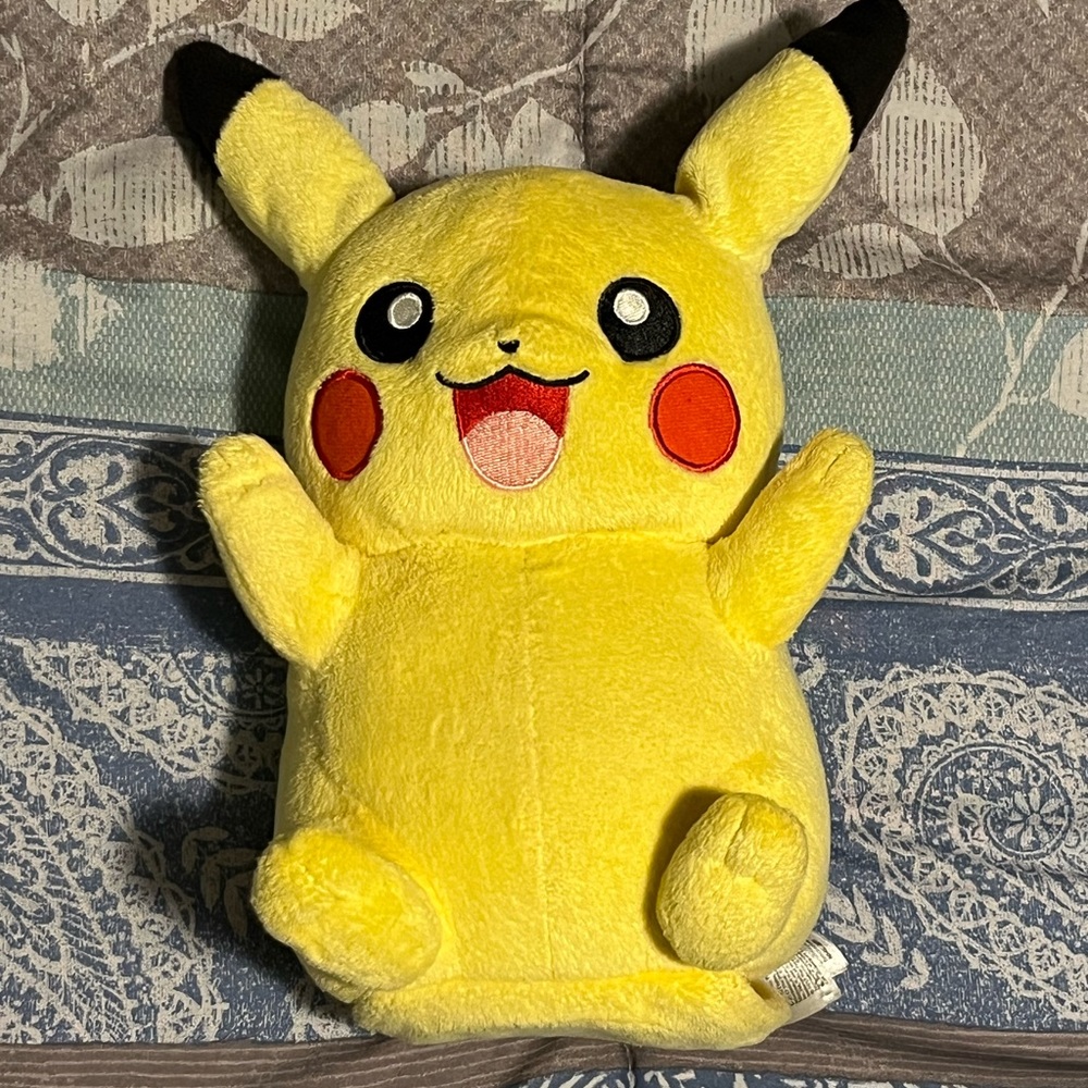 Pokémon Talking Pikachu Plush Stuffed Animal Movable Ears Tomy Toys 2017